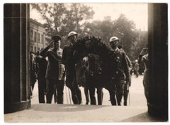 Photograph Unknown Photographer, View of Berlin, American Soldiers at Kra
