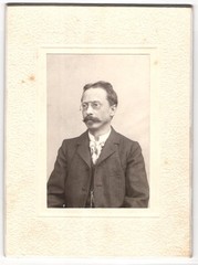 Photograph Hugo Schwerg, Pirna, Albertstraße 13, man in suit with gusset and