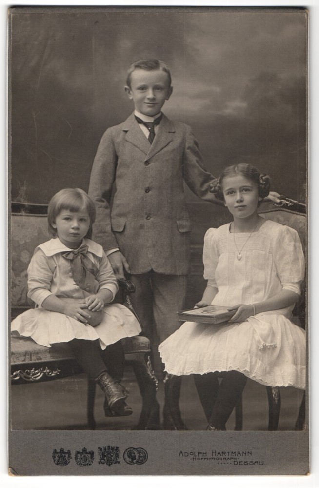 Photography Adolph Hartmann, Dessau, three children in contemporary clothing