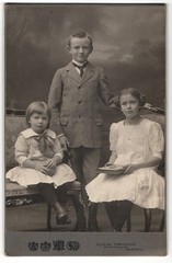 Photography Adolph Hartmann, Dessau, three children in contemporary clothing