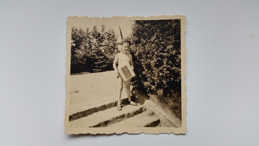 Photo 4R175 Little Girl with Accordion circa 1940s approx 6x6cm