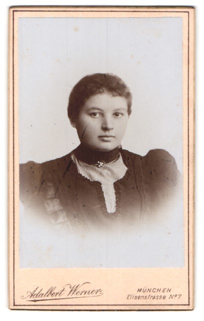 Photograph Adalbert Werner, Munich, Elisensstraße 7, portrait of a young woman