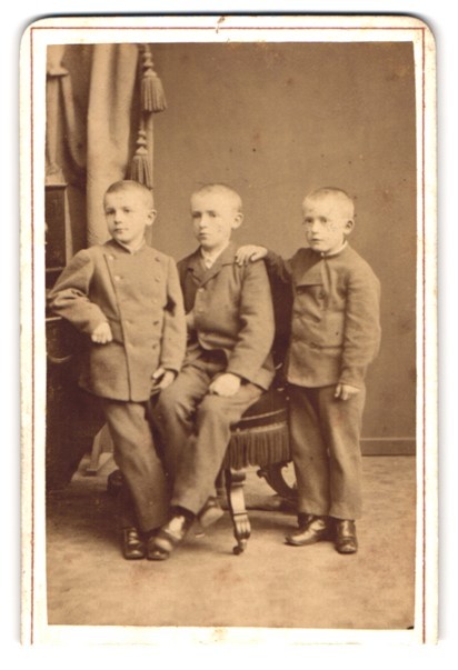 Photograph Louis Wrede, Ludwigslust, Schweriner Str. 26 and 28, Three Boys in