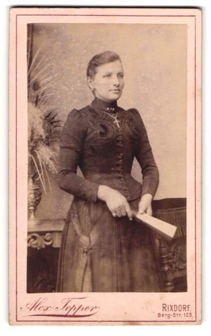 Photograph Alex Tepper, Rixdorf, Berg-Str. 123, woman in fitted black K