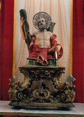 Fotografia di una antica statua d’antiquariato raffigurante un santo