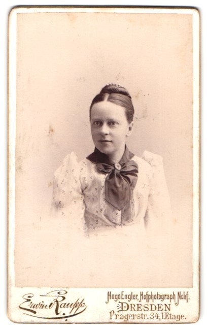 Photograph Hugo Engler, Dresden, Pragerstraße 34, Ida Gock in floral dress