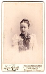 Photograph Hugo Engler, Dresden, Pragerstraße 34, Ida Gock in floral dress