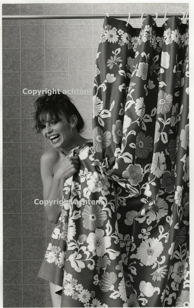 34x21cm Vintage Barite Fashion Photo 1975 Photo Model Silvie Switzerland In Shower