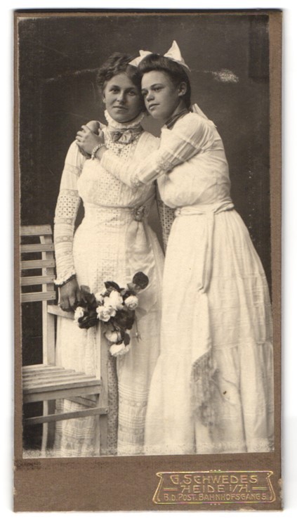 Photograph Gustav Schwede, Heide i. H.-Klein-Heide, station aisle 5, two ladies