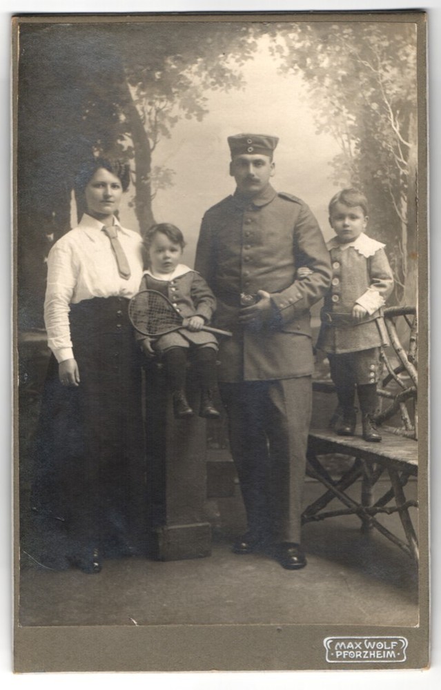 Photograph Max Wolf, Pforzheim, family with soldier and children 1916