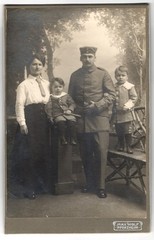Photograph Max Wolf, Pforzheim, family with soldier and children 1916