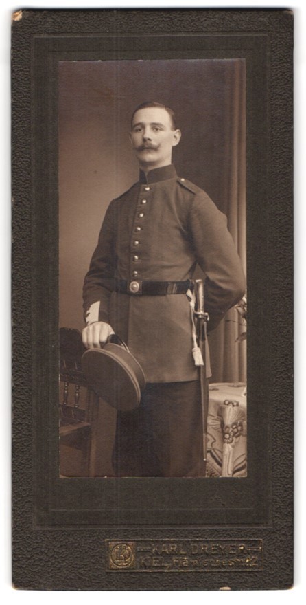 Photograph Karl Dreyer, Kiel, Flemish Street 22, soldier in uniform with Portepe