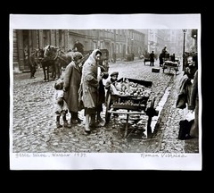 Roman Vishniac photograph of Gesia Ulica Warsaw Poland 1937