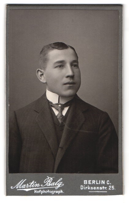 Photograph Martin Balg, Berlin, Dirksenstr. 25, teenager in suit and krawa