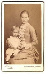 Photograph Alois Beer, Klagenfurt, mother in fitted dress with child on the