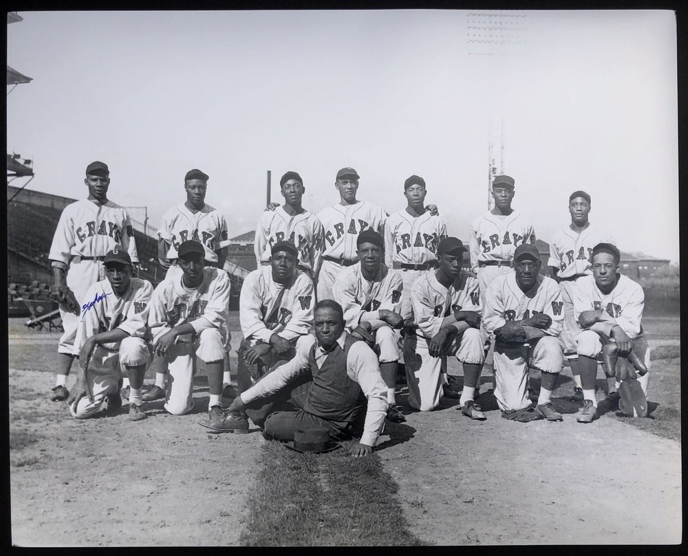 Teenie Harris / 16 x 20 Homestead Grays 1941 team photograph signed by Robert