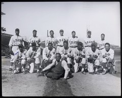 Teenie Harris / 16 x 20 Homestead Grays 1941 team photograph signed by Robert