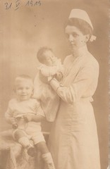 Photo Postcard Mother with Children 1919 Snapshot