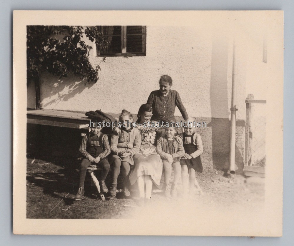 Amerang 1947 – Children & Women in Front of Villa Eisner – Vintage Photo 1940s