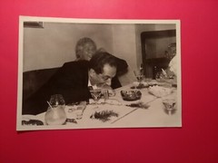 Altes Foto antik Vintage Mann man leckt beißt seine Hand fun old Photo xx