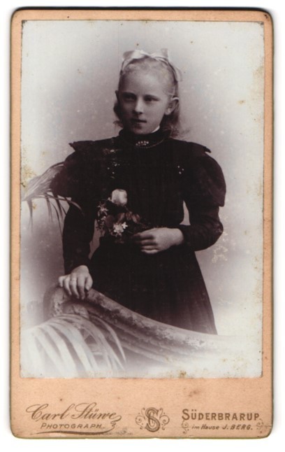 Photography Carl Stüwe, Süderbrarup, girl in fitted dress