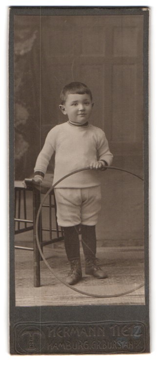 Photograph Hermann Tietz, Hamburg, large burstah, child with tires