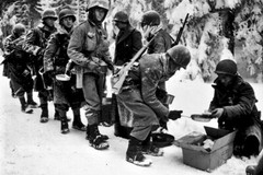 New World War II Photo: 347th Regiment Infantry in Chow Line, Belgium – 6 Sizes!