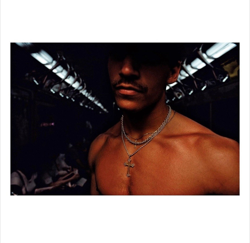 SIGNED Bruce Davidson Photo – Subway Cover. NYC 1980. Magnum Square Print 6×6