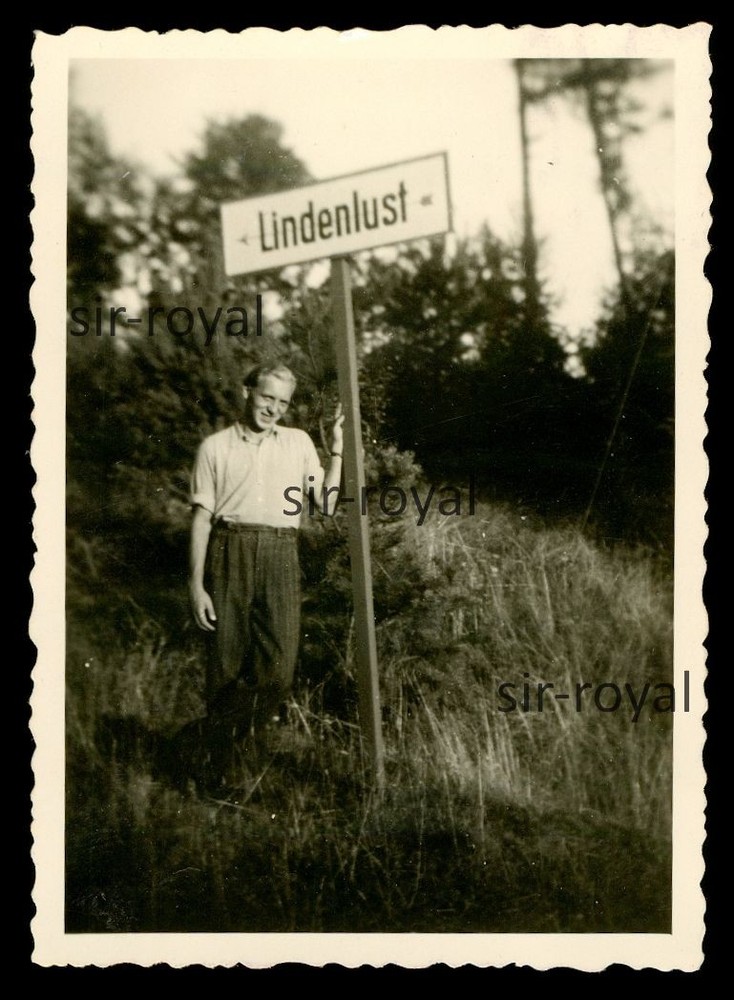 Melsungen 1949 – Blonde Jungmann next to Lindenlust Signpost – 1940s Photo 6x8cm