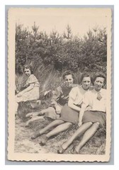 vmtl. Company Outing – Women Stockings Casual Hairstyles – Vintage Photo 1930s