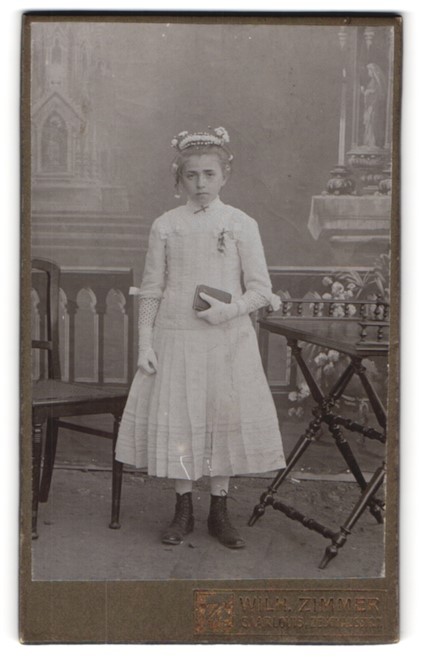 Photograph Wilh. Zimmer, Saarlouis, Zeughausstr. 7, Portrait of a Young Girl