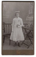Photograph Wilh. Zimmer, Saarlouis, Zeughausstr. 7, Portrait of a Young Girl