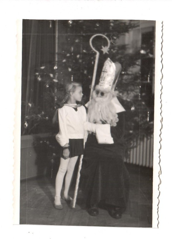 133 66- Photo * Girl with Santa * 1950s-60s