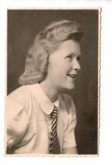 12720 – Photo Postcard * Lady Portrait * Size Strehlitz 1943 Dedication