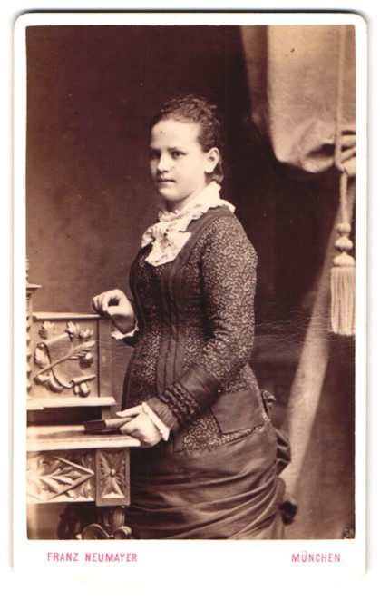 Photograph Franz Neumayer, Munich, Neuhauserstraße 29, young woman in dress, on