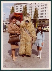 Foto schöne Mädchen posiert mit Eisbär SWEET GIRL w POLARBEAR Photo