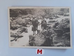 Foto Postkarte Spaziergang in der Nähe der Quelle Fotokunst 13,5 x 8 cm.