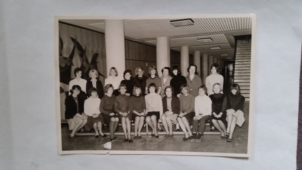 Photo large format 28 school class girls circa 1960s approx 13x18cm
