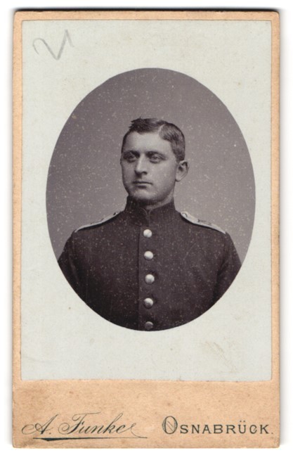 Photograph August Funke, Osnabrück, oval portrait of a soldier in uniform