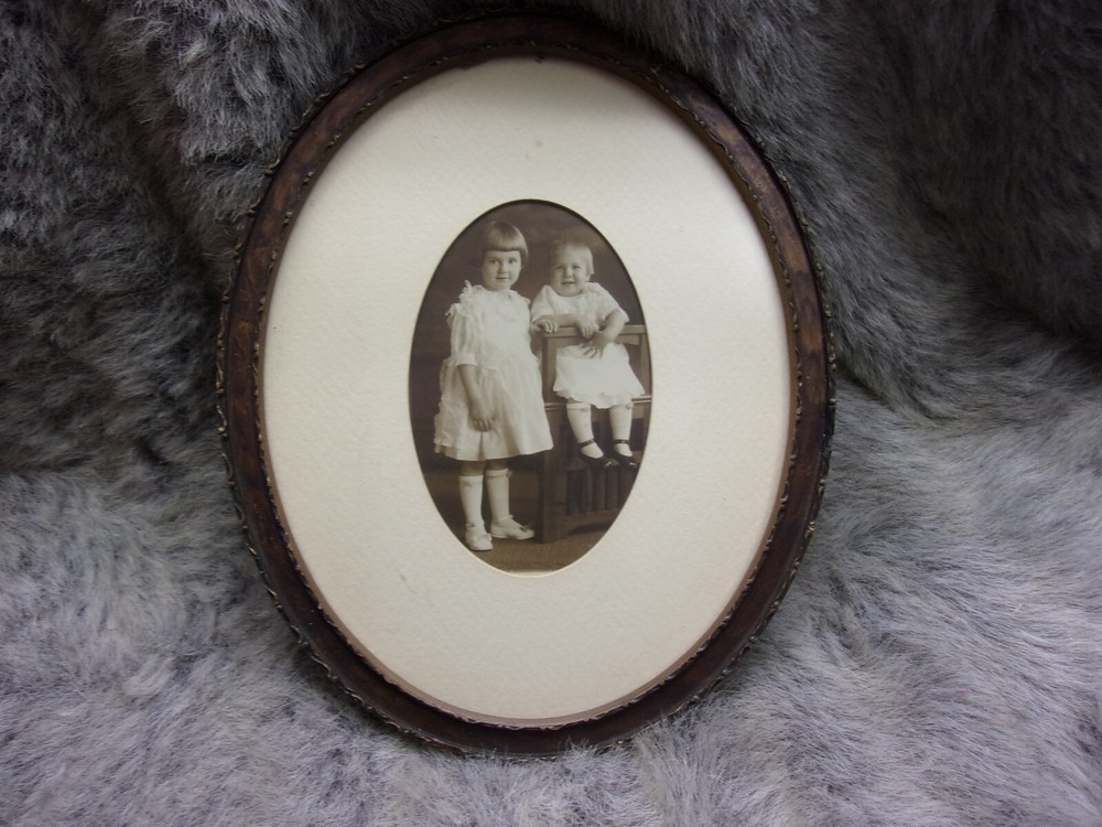 Vintage Black/White Oval Wall Frame Picture – Child
