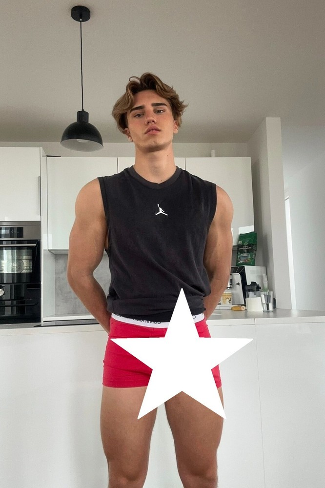 [K095] Handsome Male Cute Model Showing Off Body And Muscles