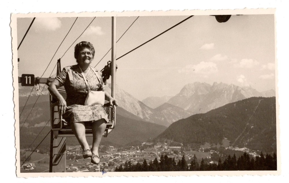 Photography – Funny Grandma in Chairlift Seefeld Tirol Bergbahn 1963 (K1040)