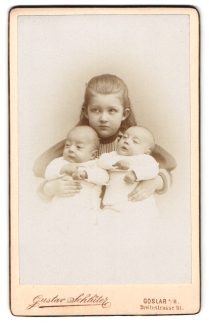 Photograph Gustav Schlüter, Goslar, young girl with her two twins G