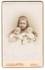 Photograph Gustav Schlüter, Goslar, young girl with her two twins G