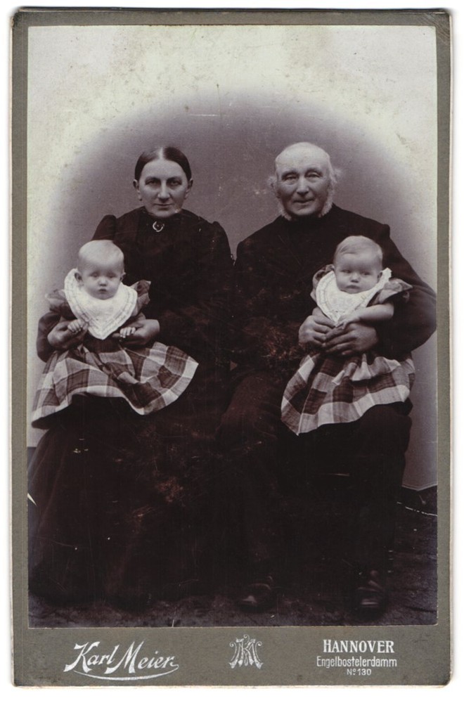 Photograph Karl Meier, Hanover, Engelborstelerdamm 130, grandparents with grandchildren