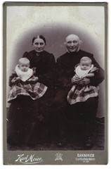 Photograph Karl Meier, Hanover, Engelborstelerdamm 130, grandparents with grandchildren