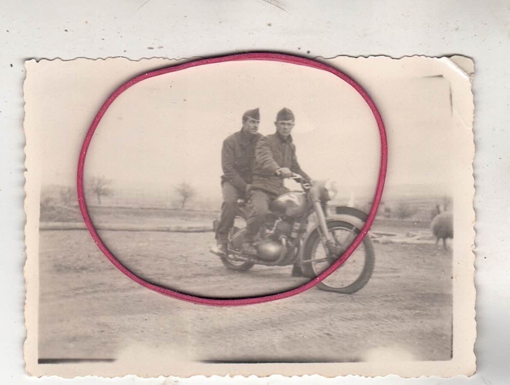 PHOTO PHOTO CAR AUTOMOBILES OLD MOTORCYCLE WITH MILITARY