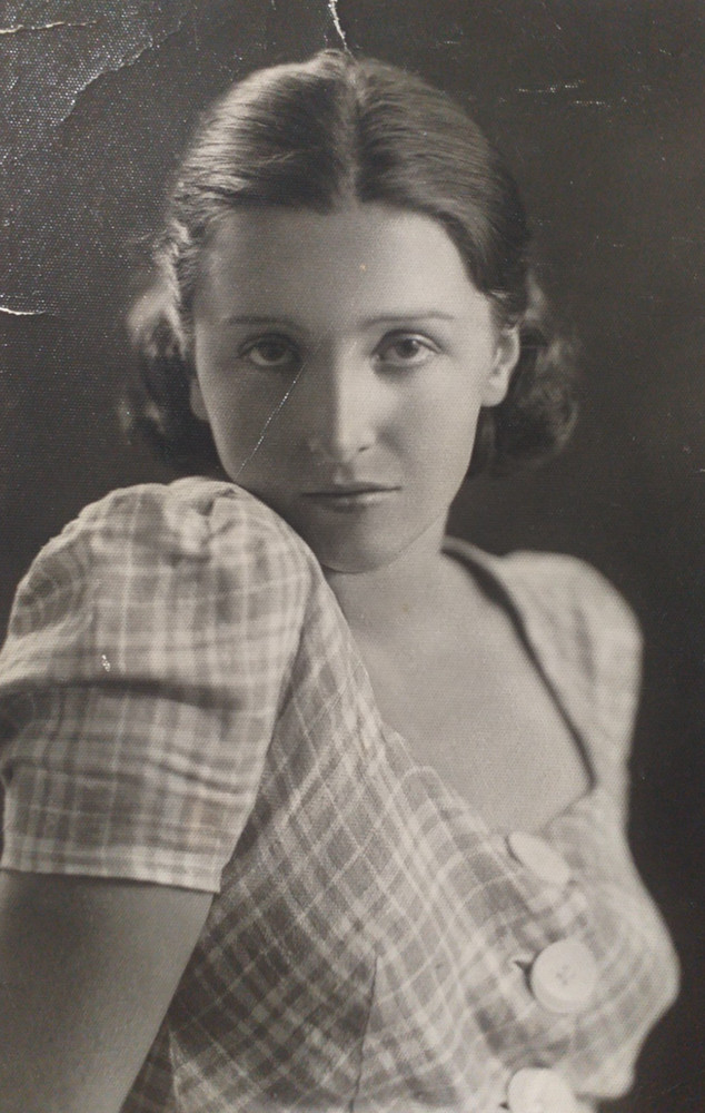 Historical Photo – Pretty Woman Sweet Pose 1930s, 140726-5