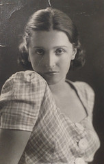 Historical Photo – Pretty Woman Sweet Pose 1930s, 140726-5