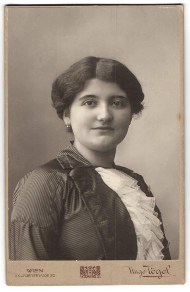 Photograph Hugo Tögel, Vienna, Jägerstr. 25, Young Lady In Fashion Clothes